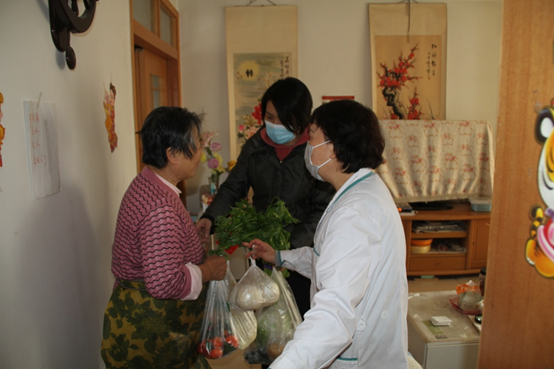 看望慰问军休干部赵宗诚和家属,送去生活物资赵宏兵医生在武汉抗疫