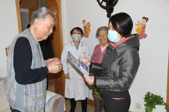 看望慰问军休干部赵宗诚和家属,送去生活物资赵宏兵医生在武汉抗疫